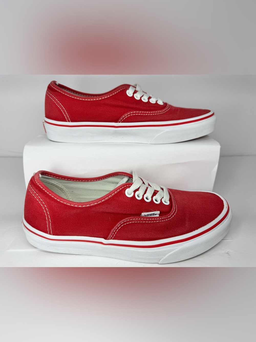 Vans Classic Low-Top Canvas Sneakers in Red and White mens size 7 woman’s 8.5